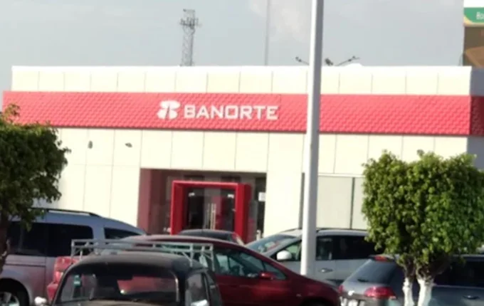Asaltan a cuentahabiente y le roban 500 mil de la nómina en Plaza Loreto