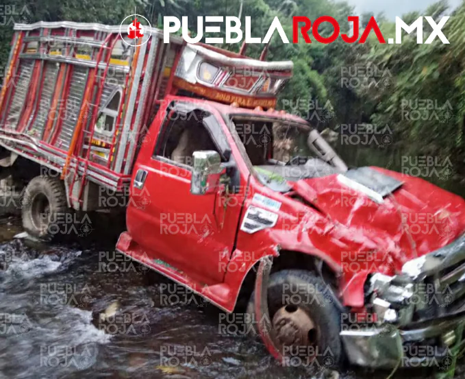 Camioneta cae a un río y muere habitante de Acateno en Hueytamalco