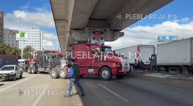 AMOTAC bloquea carreteras en Puebla para exigir justicia por el asesinato de “Tanis”