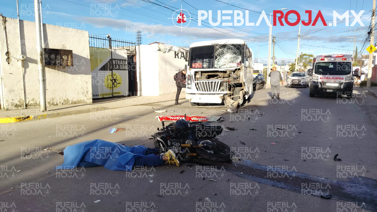 Muere motociclista al chocar contra microbús; hallan pistola y droga junto al cadáver
