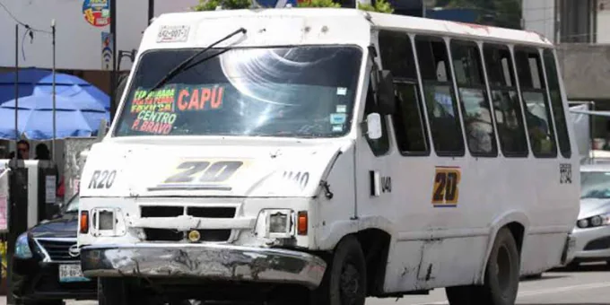 Camión de la Ruta 20 mata a pasajero al arrancar en Puebla; chofer escapa
