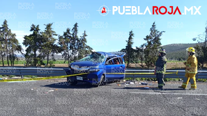 Muere adultos mayores al volcar el vehículo que conducía su hijo en la Puebla-Córdoba